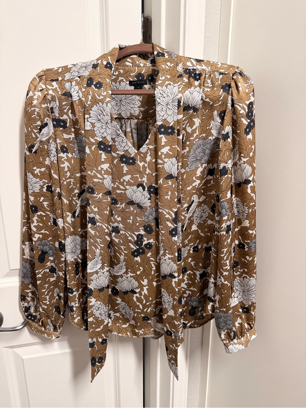 Ann Taylor Floral Tie-Neck Blouse in Taupe, grey, navy